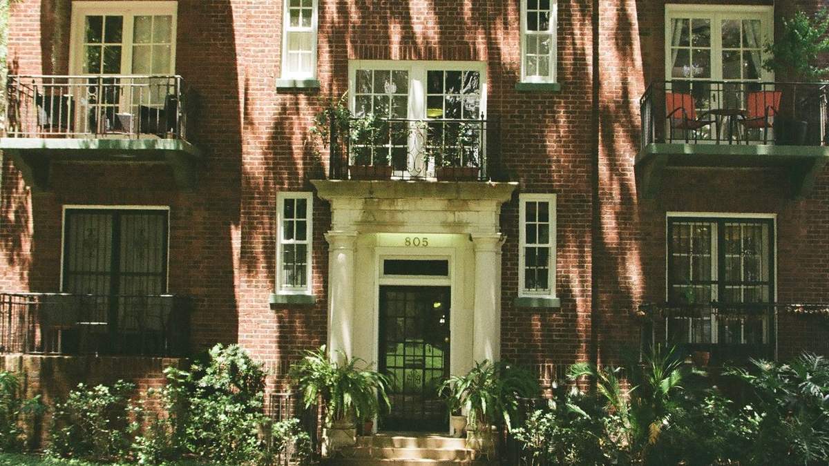 Historic brick building in downtown Savannah under live oaks